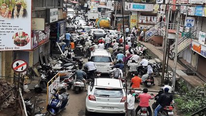 वाई शहरातील वाहतूक कोंडीचा प्रश्न चिघळला, प्रशासनाचे दुर्लक्ष; नागरिक हैराण