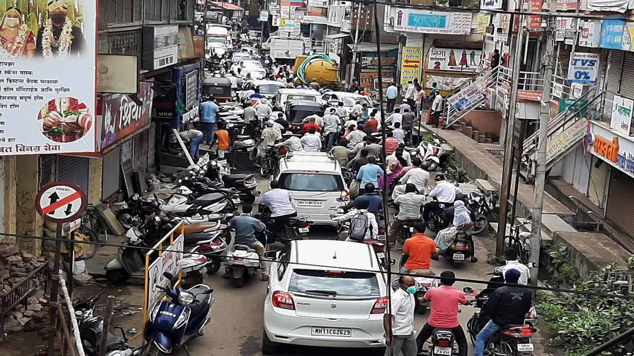 वाई शहरातील वाहतूक कोंडीचा प्रश्न चिघळला, प्रशासनाचे दुर्लक्ष; नागरिक हैराण