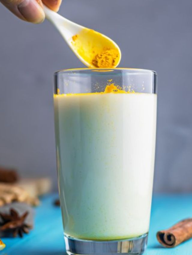 सकाळी की संध्याकाळी हळदीचे दूध कधी पिणे योग्य