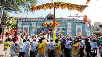 बगाड फिरवून सासवड ग्रामदेवतेच्या यात्रेस सुरुवात, उत्सव मूर्तींना अभिषेक घालून महापूजा; भाविकांची मोठी गर्दी