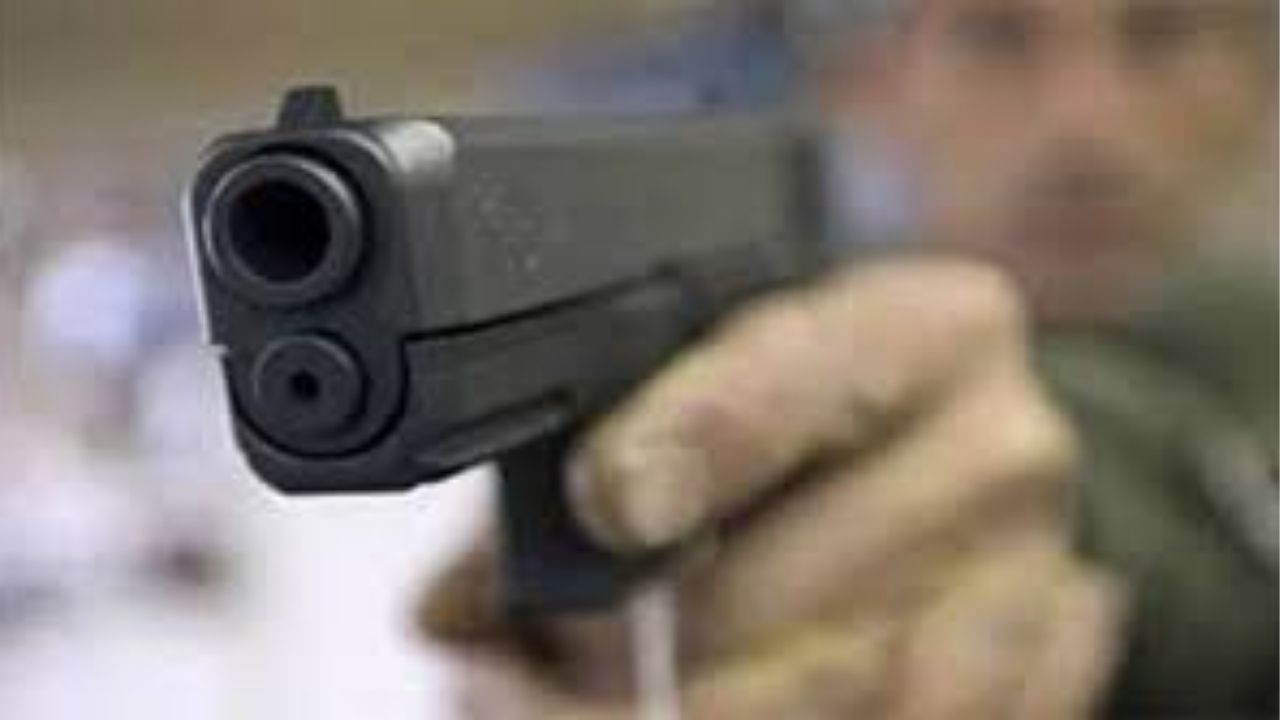Mumbai Crime: मुंबईत भरदिवसा गोळीबार! भररस्त्यात फायरिंग करून हल्लेखोर पसार, तरुण जखमी