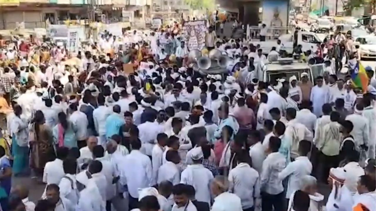 Akola : अकोल्यात इंधन दरवाढीचा भडका, महागाईविरोधात वंचितचा बैलगाडी आणि गाढव मोर्चा