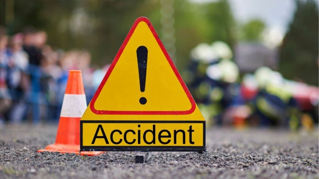 Accident: सोलापुरात भीषण अपघात! कार-हायवा धडकेत ५ महिन्यांच्या चिमुरडीचा मृत्यू Accident: सोलापुरात भीषण अपघात! कार-हायवा धडकेत ५ महिन्यांच्या चिमुरडीचा मृत्यू
