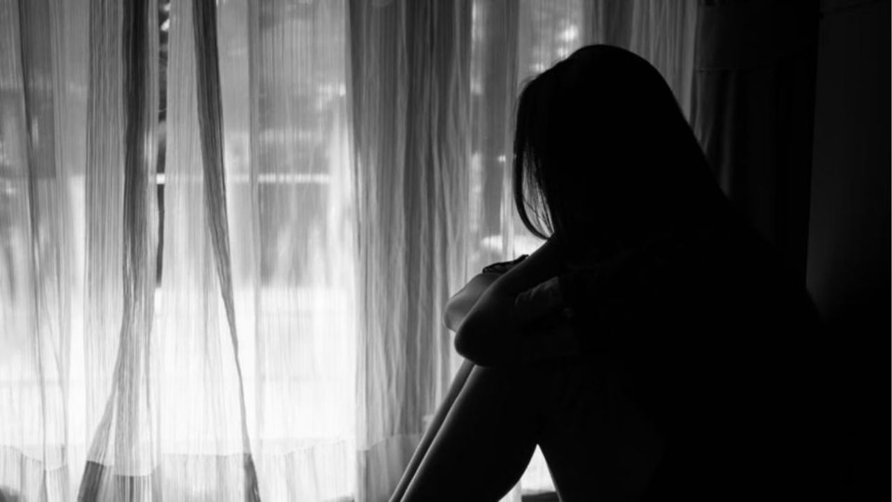 Mumbai Crime: मुंबई हादरली! वडिलांना व्हिडीओ कॉल करून तरुणीने संपवलं जीवन; मृत्यूनंतर बापानं वाजवल्या टाळ्या; नेमकं प्रकरण काय?