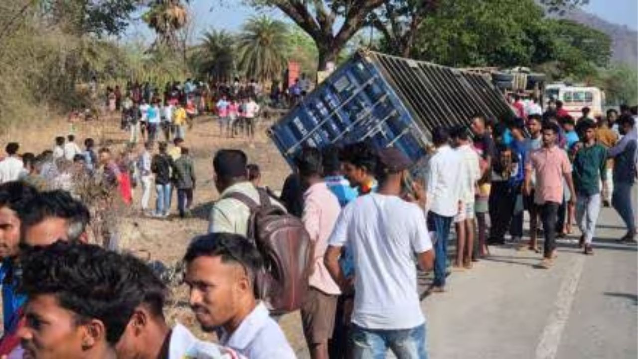 Accident: मुंबई-अहमदाबाद महामार्गावर भीषण अपघात! वऱ्हाडाच्या ट्रकला कंटेनरची धडक; 12 जणांचा मृत्यू