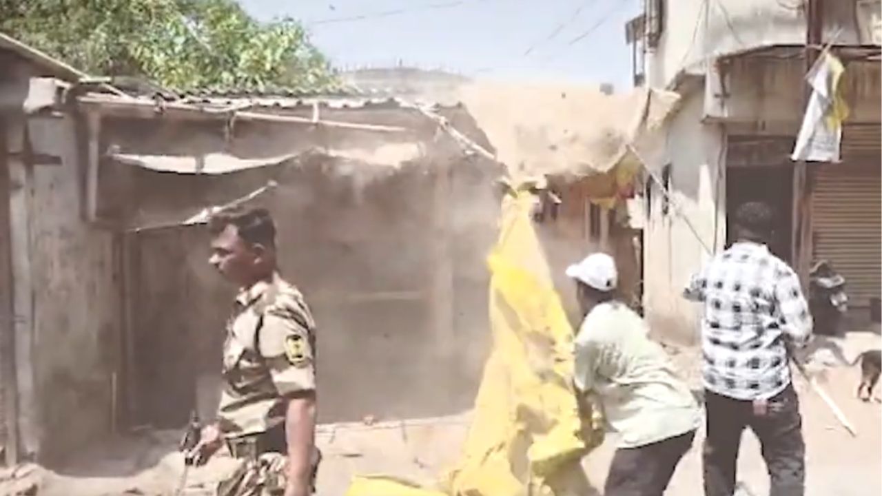 ULHASNAGAR : अवैध भाजी विक्रेत्यांवर कारवाई, रस्ते व पदपथ अतिक्रमणमुक्त करण्यासाठी पालिकेची मोहीम