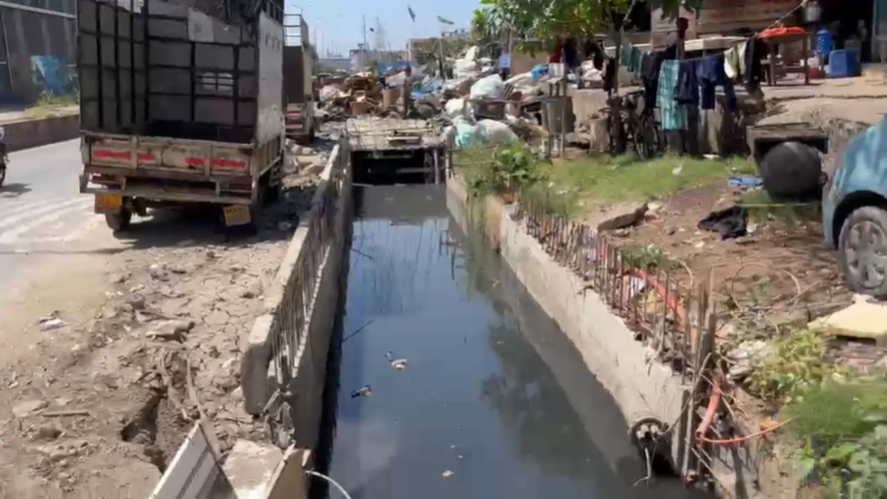 त्यामुळे पावसाळ्याच्या सुरुवातीलाच नागरिकांना मोठ्या गैरसोयींना सामोरे जावे लागत आहे. नवी मुंबई महापालिका आयुक्त डॉ. कैलास शिंदे यांनी शहरातील सर्व प्रलंबित विकासकामे पूर्ण करण्यासाठी १५ मे ही अंतिम मुदत निश्चित केली होती.
