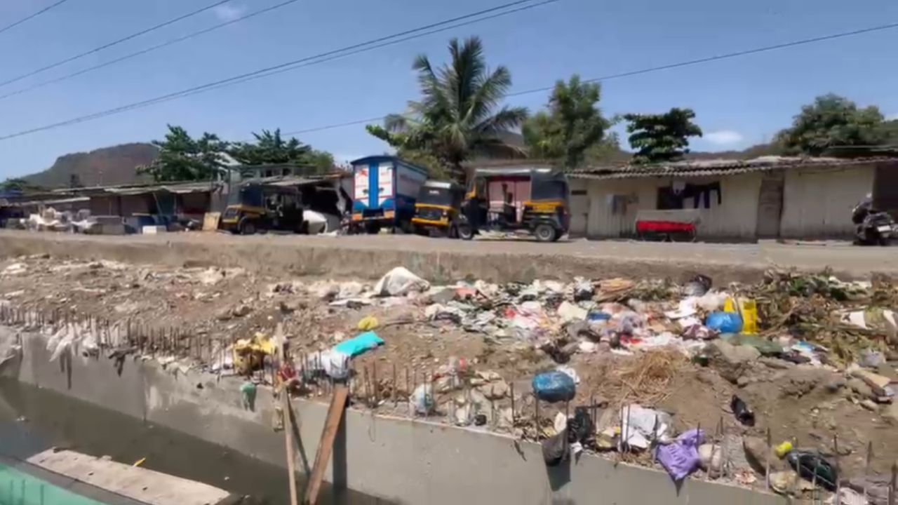 शहरातील अनेक रस्त्यांवर खडीचे ढिगारे, उघडे खड्डे, अर्धवट बांधकाम आणि खोदकाम केलेले भाग अद्याप तसेच आहेत. काही ठिकाणी पदपथांची कामे सुरू असून ती पूर्ण झालेली नाहीत. तर काही ठिकाणी गटारांची साफसफाई आणि दुरुस्तीची कामेही अपुरी राहिली आहेत.