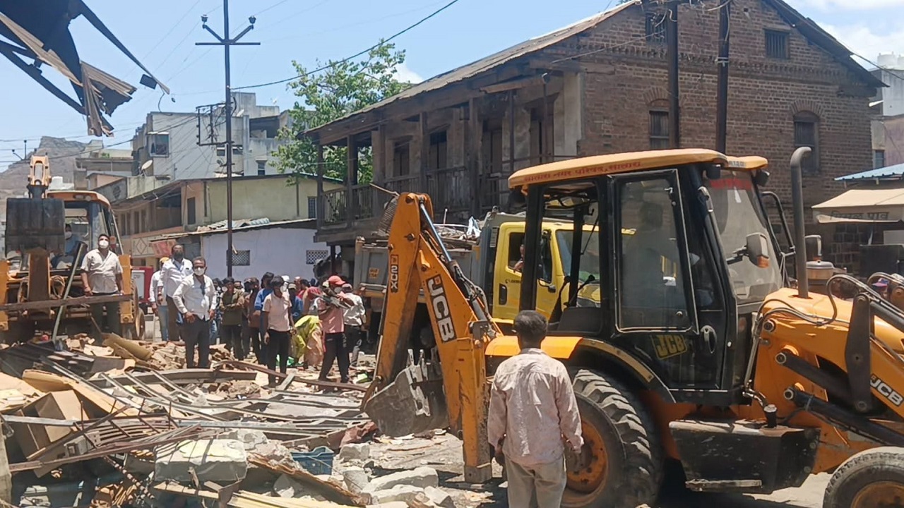 Satara News : नोटीस बजावूनही बदल नाही; समर्थ मंदिर परिसरात पालिकेचा अखेर बुलडोझर; अतिक्रमणांवर थेट घाव