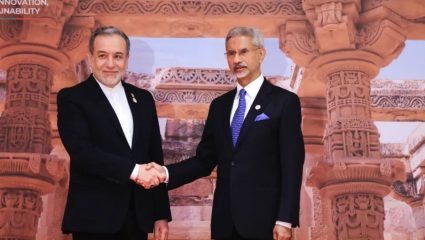 BRICS 2026: ‘आता अमेरिका दादागिरी करत आहे…’ भारत भूमीवर पोहोचताच इराणच्या संतापाचा स्फोट; अराघची यांनी व्यक्त केला रोष