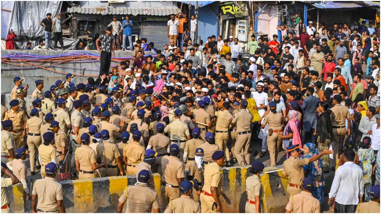 Bandra Demolition : वांद्र्यात तोडक कारवाईचा चौथा दिवस; 90% झोपड्या जमीनदोस्त, आज पोलीस हायअलर्टवर