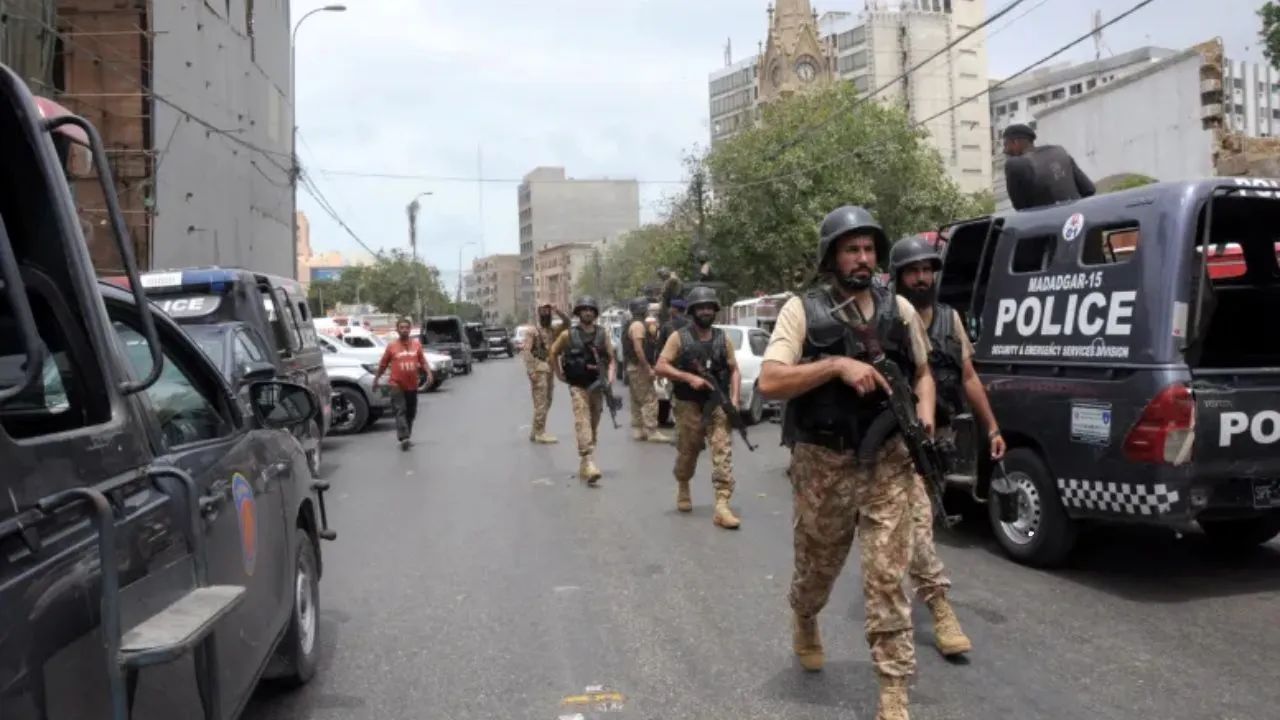 Terrorism Update : पाकिस्तानच्या बन्नूमध्ये पोलीस व्हॅनवर रॉकेट हल्ला, 1 कॉन्स्टेबल ठार, 2 जखमी; सीमावर्ती भागात भीतीचे वातावरण