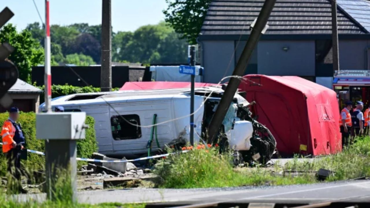 Belgium Accident News : बेल्जियममध्ये भीषण अपघात! स्कूल बस आणि ट्रेनची जोरदार धडक; अनेक विद्यार्थ्यांचा मृत्यू