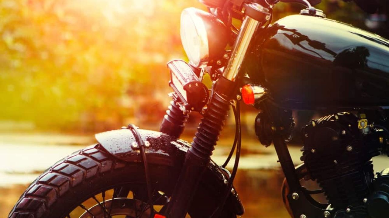 Bike Care Tips : उन्हात बाईक पार्क करताय? सावधान, हळूहळू खराब होऊ शकतात ‘हे’ महत्त्वाचे पार्ट्स