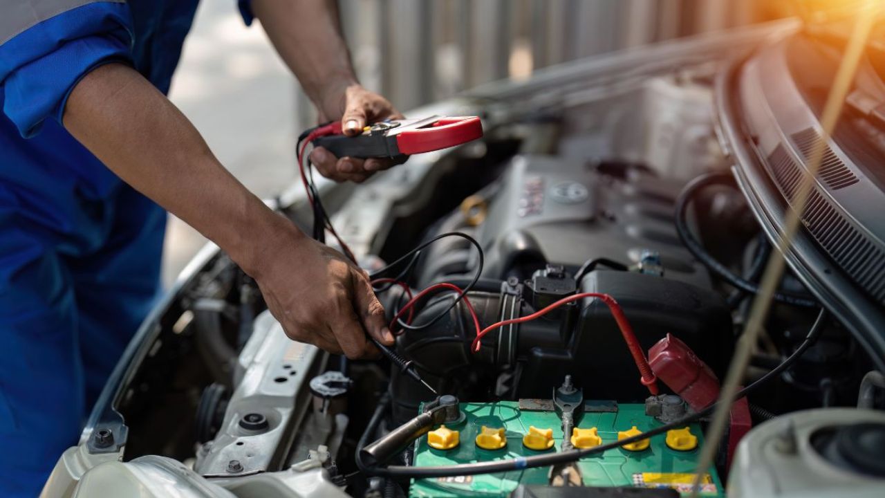 Auto Care: घराबाहेर उभी असलेली कार होऊ शकते भंगार; इंजिन आणि बॅटरी वाचवण्यासाठी आजच करा ‘हे’ काम