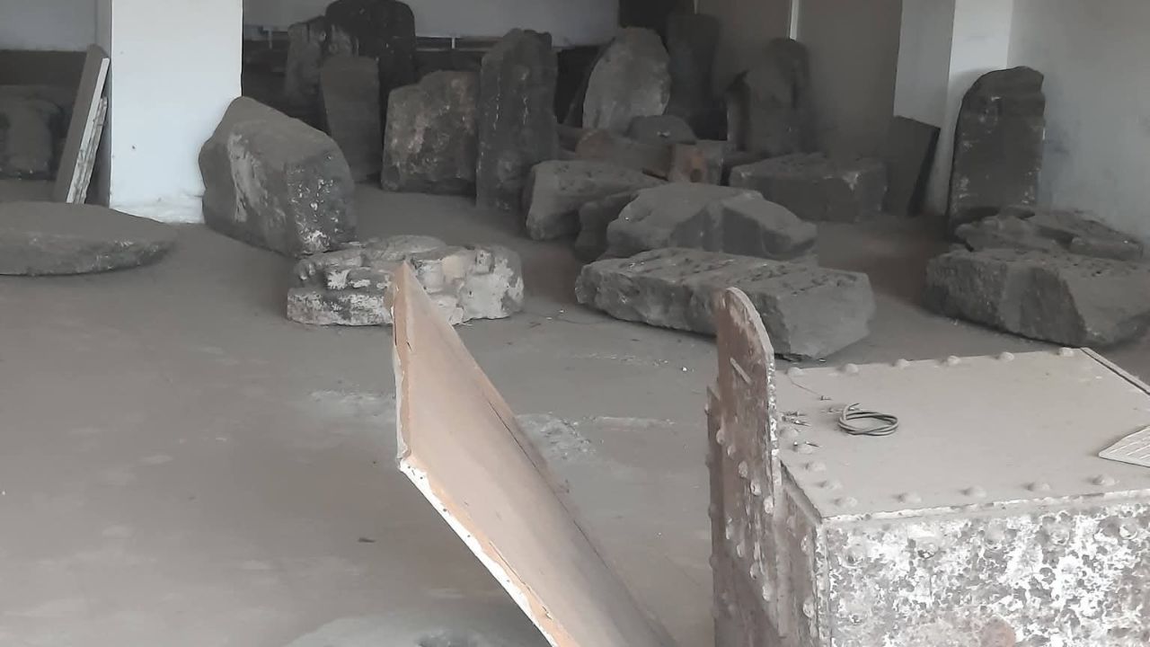 Chhatrapati Shivaji Museum : छत्रपती शिवाजी संग्रहालयात दुर्मिळ वीरगळींची उपेक्षा? तळघरात धूळ-ओलाव्यात ऐतिहासिक ठेवा