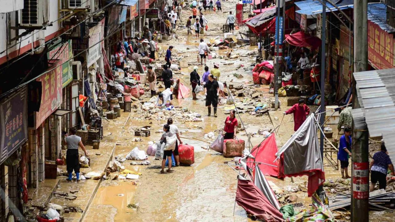 China Flood: चीनमध्ये पुरामुळे प्रचंड विध्वंस; 25 जणांचा गेला बळी, तर भारतात तीव्र उष्णतेचा कहर; पाहा VIDEO