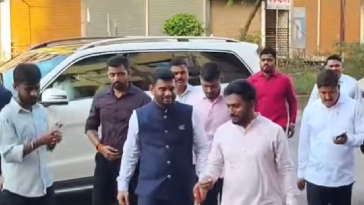 Kalyan News : अनोखी युती! शिंदे गटाच्या नगरसेवकाकडून ठाकरे गटाच्या कार्यालयाचे उद्घा