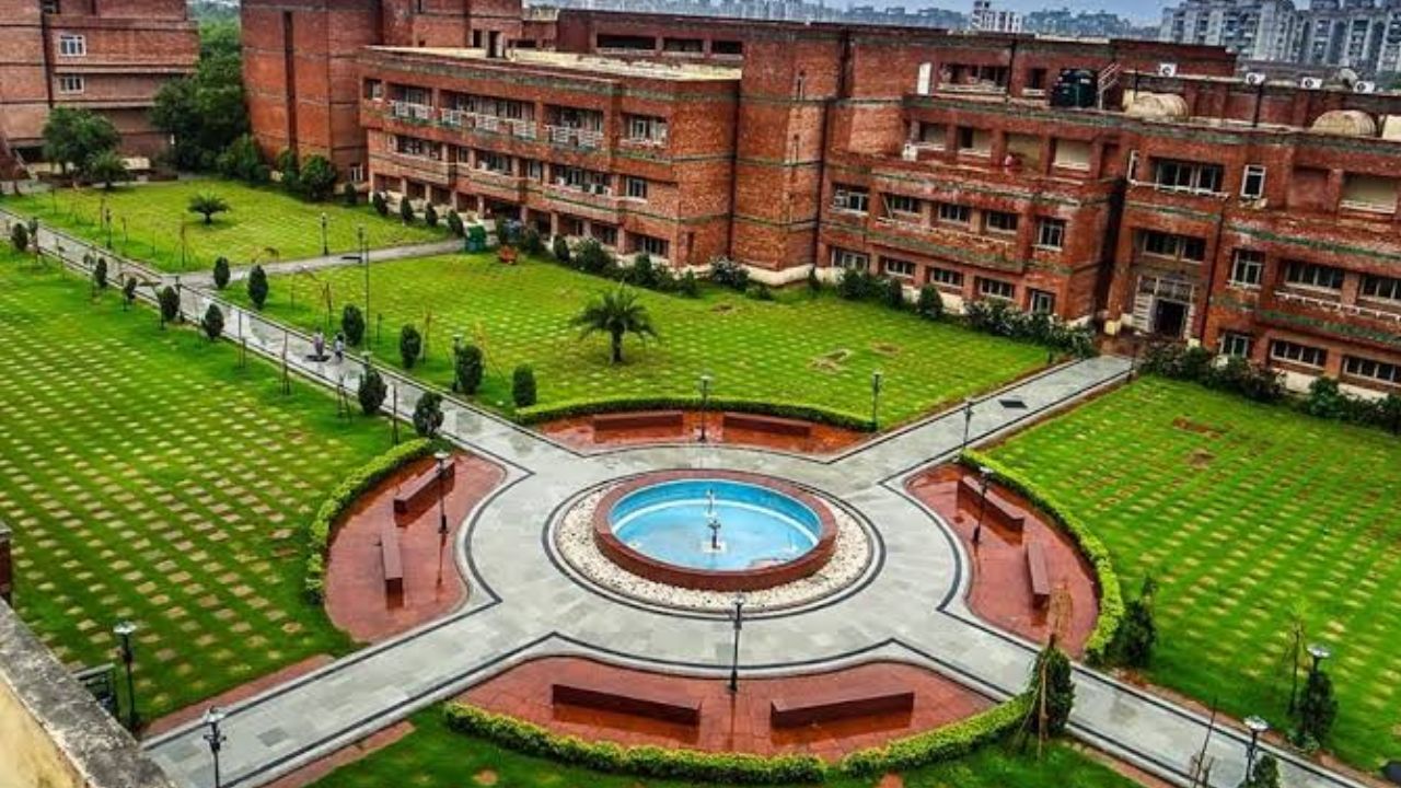 Delhi University : दिल्ली विद्यापीठात वकील व्हायचं स्वप्न पूर्ण होईल?अर्ज करण्याची शेवटची तारीख जाणून घ्या एका क्लिकवर