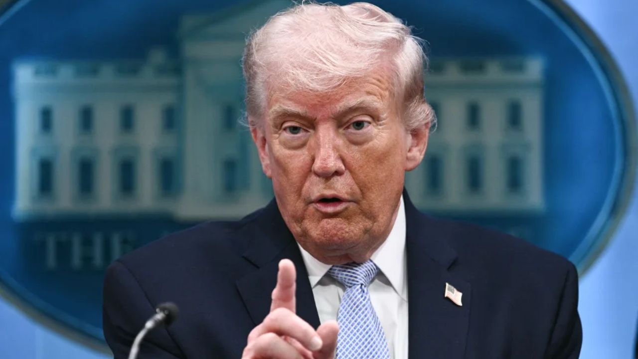 Trump Iran Uranium : इराण उद्ध्वस्त होणार? युरेनियम संवर्धानाबाबत दिला थेट इशारा; होर्मुझवरही आक्रमक भूमिका