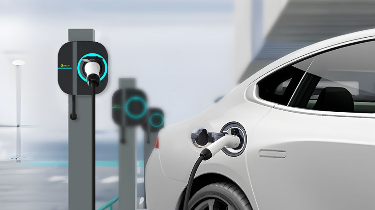 EV Car Features : इलेक्ट्रिक कार चालवताना बॅटरी आपोआप होणार चार्ज? काय आहे ‘हे’ जादुई फिचर?