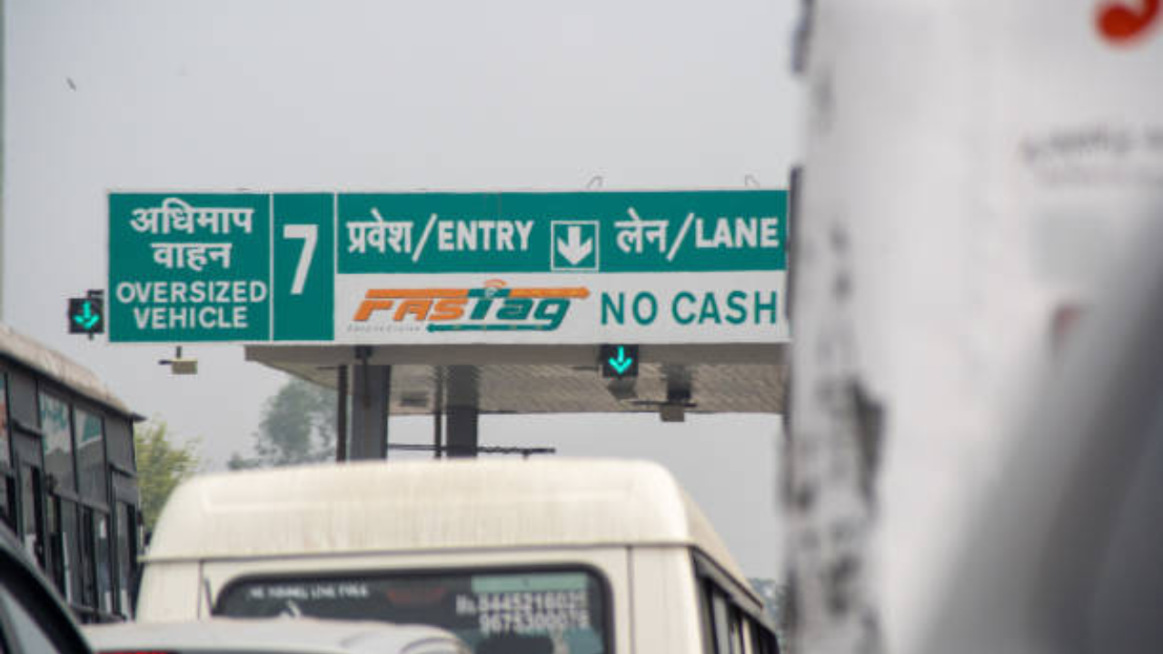Auto News: सरकारचे आता ‘या’ गाड्यांसाठी खास गिफ्ट, घेऊन येत आहे स्पेशल FAStag, एकही पैसा न देता Toll करता येणार पार