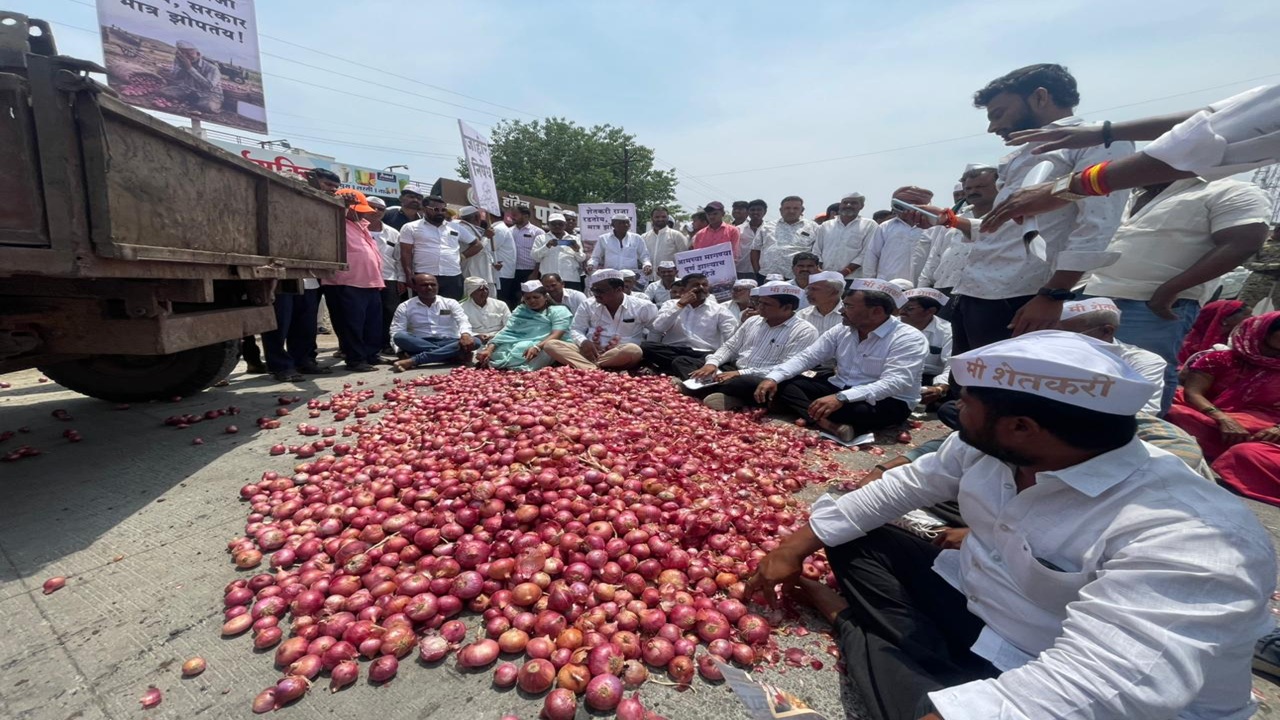Farmer Protest : ‘जखमेवर मीठ’ की मदतीचा हात? कांद्याच्या दरावरून शेतकऱ्यांचा संताप, आंदोलनाचा इशारा