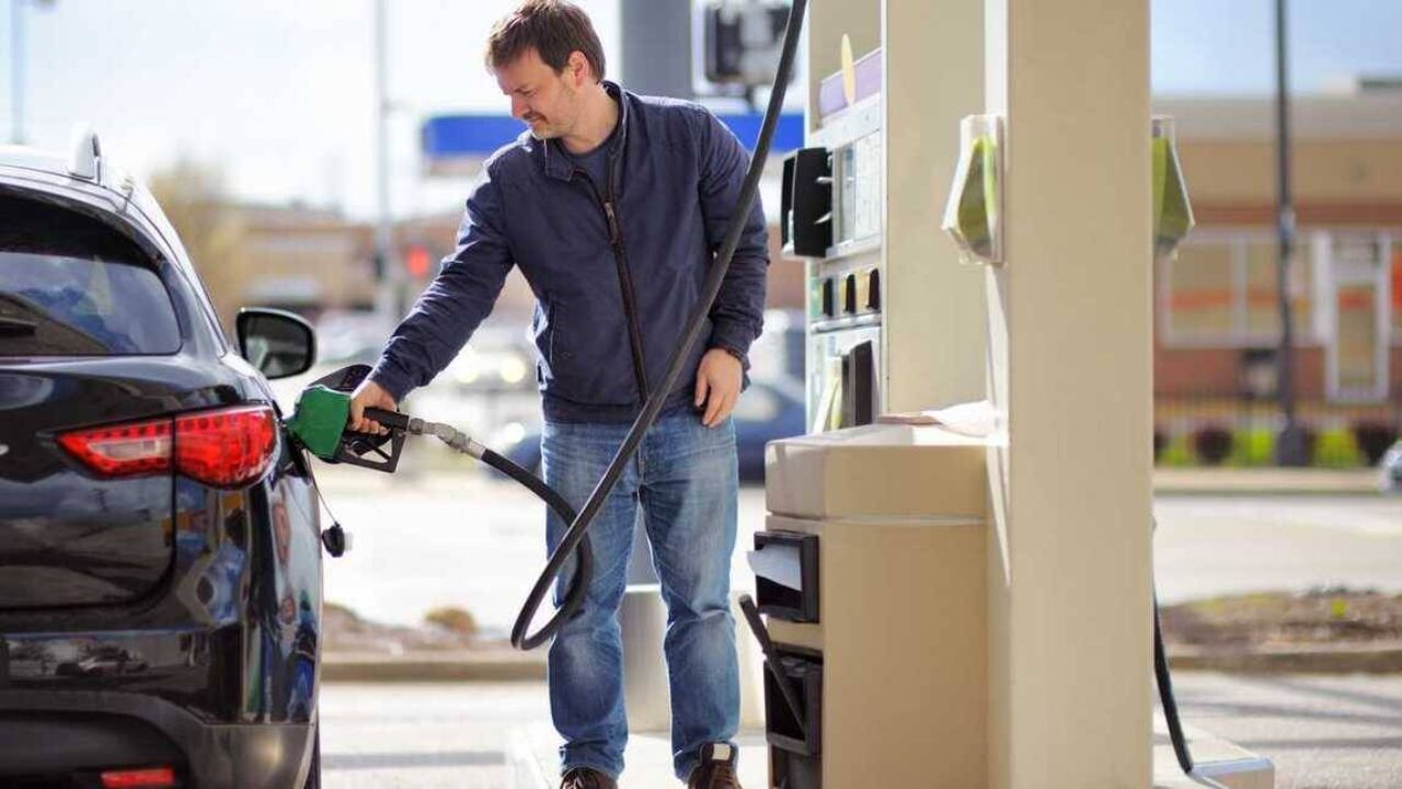 Fuel Saving Tips : दरमहा वाचतील हजारो रुपये! कार चालवताना फक्त ‘या’ ५ गोष्टी करा; पेट्रोल-डिझेलचा खर्च होईल कमी