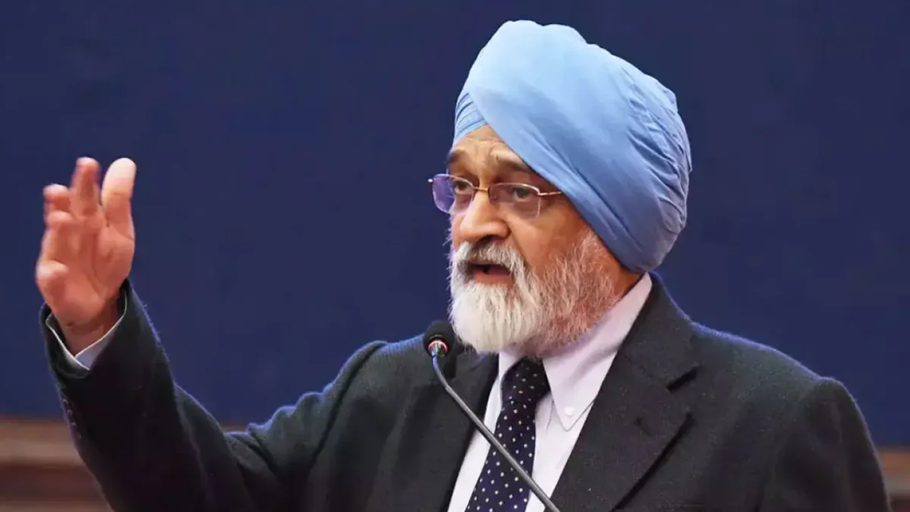Rupee Falling: ‘रुपया कमजोर होऊ देणं RBI चा योग्य निर्णय!’ प्रसिद्ध अर्थतज्ज्ञ अहलुवालिया यांचं धक्कादायक विधान?
