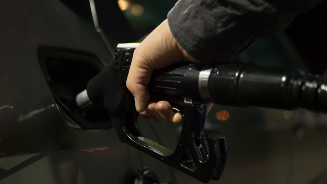 Petrol-Diesel च्या महागाईचं नो टेन्शन! आता थेट पाण्यावर धावणार कार; काय आहे नवी टेक्नॉलॉजी?