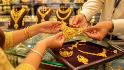 Todays Gold-Silver Price: सोन्या – चांदीच्या किंमतीत किंचीत घसरण, 24 कॅरेट खरेदीसाठी मोजावे लागणार इतके पैसे