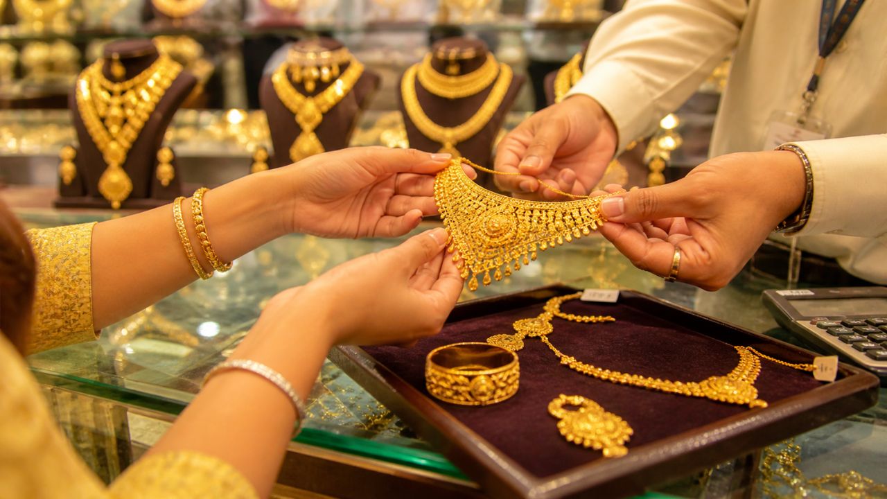 Todays Gold-Silver Price: सोन्या – चांदीच्या किंमतीत किंचीत घसरण, 24 कॅरेट खरेदीसाठी मोजावे लागणार इतके पैसे