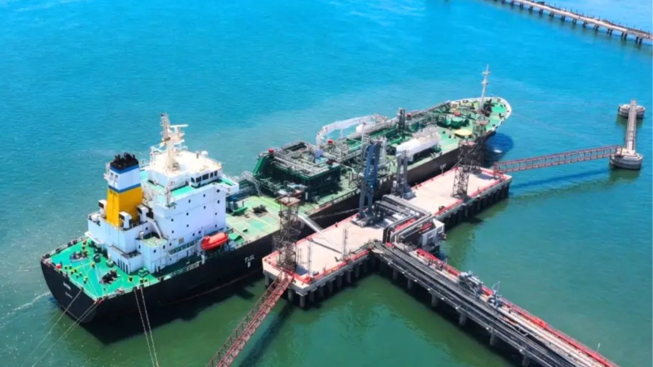 Hormuz Tension : भारताला मोठा दिलासा! २० हजार टन LPG घेऊन सिमी जहाज गुजरातमध्ये दाखल
