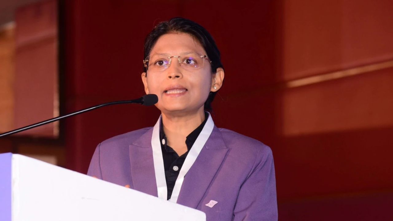 IAS Padma Jaiswal: २३ वर्षांची सेवा आणि १८ वर्षे जुना आरोप! माजी IAS अधिकारी पद्मा जयस्वाल नक्की का आल्यात चर्चेत?