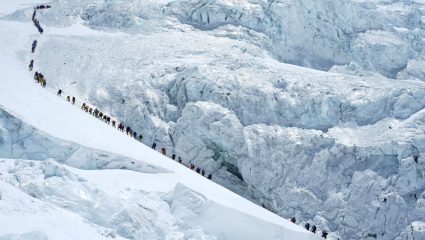 Mount Everest Record: चीनच्या ‘एका’ चुकीमुळे एव्हरेस्टवर गर्दीचा पूर! 274 जणांनी एकाच वेळी रोवला झेंडा; मोडला अनेक वर्षांपूर्वीचा