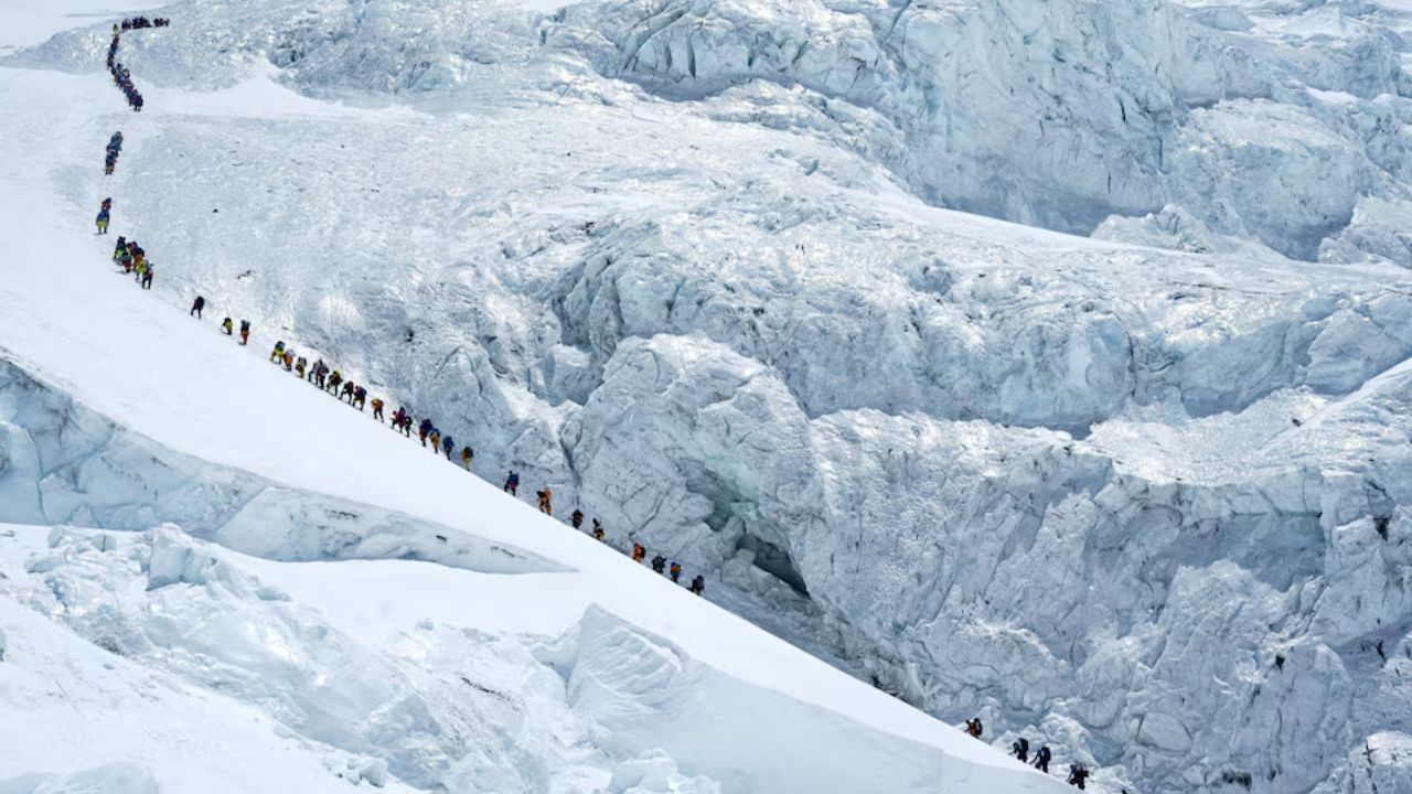 Mount Everest Record: चीनच्या ‘एका’ चुकीमुळे एव्हरेस्टवर गर्दीचा पूर! 274 जणांनी एकाच वेळी रोवला झेंडा; मोडला अनेक वर्षांपूर्वीचा