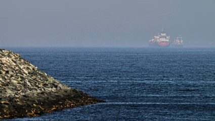 Naval Escalation : होर्मुझची खाडी पेटली! इराणचा अमेरिकन युद्धनौकावर क्षेपणास्त्र हल्ल्याचा दावा, युद्धाचा भडका उडणार?