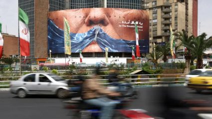 US Iran Conflict : इराणचा थेट इशारा! संघर्षादरम्यान Trump यांचा आवाज केला बंद; तेहरान चौकातील ‘त्या’ बिलबोर्डनं जगात खळबळ