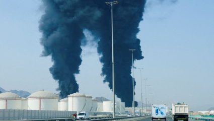 Middle East Conflict : मध्यपूर्वेत पुन्हा युद्धाचा भडका! इराणचा UAE च्या तेल बंदरावर हल्ल्याने खळबळ; ३ भारतीय जखमी