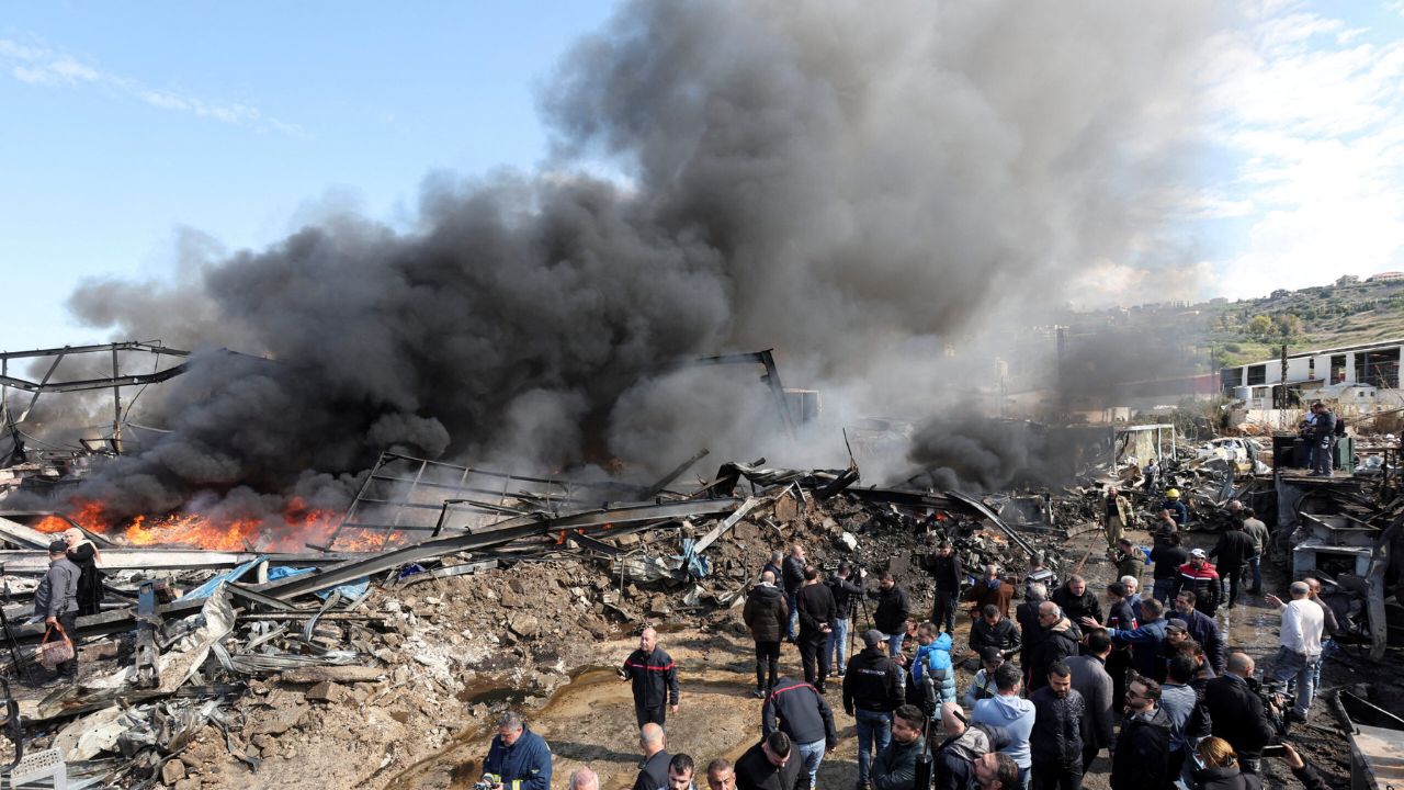 Israel Attack Lebanon : इस्रायलचा लेबनॉनवर भीषण प्रहार; हिजबलुल्हाच्या कमांड सेंटर्सना क्षेपणास्त्रांनी केले उद्धवस्त