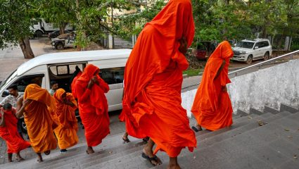 Sri Lanka Crime : श्रीलंकेत अल्पवयीन मुलीवर अत्याचार करणाऱ्या 71 वर्षीय पुजाऱ्यासह 22 ‘ड्रग्स तस्कर’ भिक्षूंना बेड्या