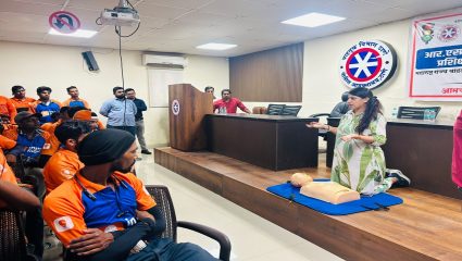 रस्त्यांवर जीव वाचवण्याची मोहीम; KIMS Hospitals, ठाणे आणि Thane Traffic Police यांचे CPR प्रशिक्षण अभियान
