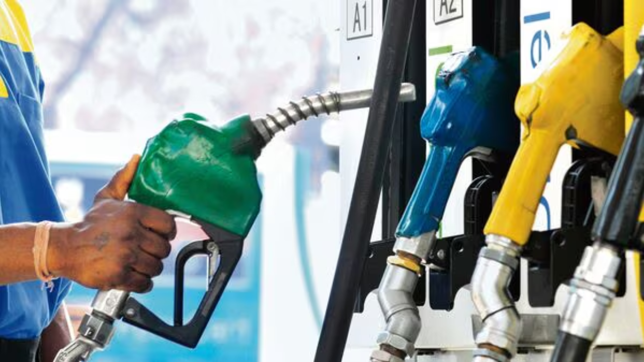 तब्बल 22 रुपयांनी स्वस्त झालं Petrol – Diesel, सरकारचा मोठा निर्णय; जनतेने घेतला सुटकेचा श्वास