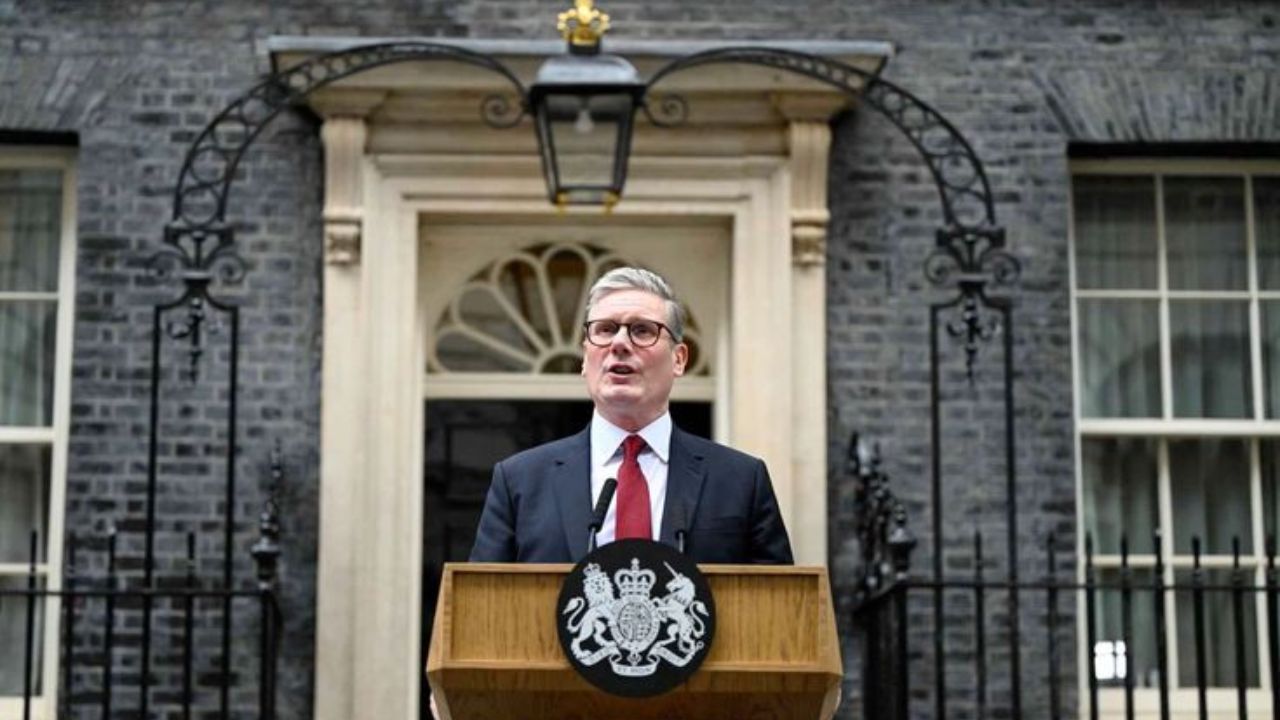 UK Politics: ब्रिटनमध्ये सर्वात मोठं राजकीय संकट! निवडणुकीत सत्तेचा पत्ता कट, ‘Epstein Files’च्या वादळात अडकले PM Keir Starmer