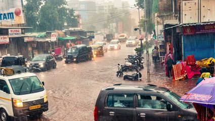 Kolhapur News : वादळी वाऱ्यामुळे लग्न मंडप तुटला; अवकाळी पावसाने कोल्हापुरकरांची तारांबळ