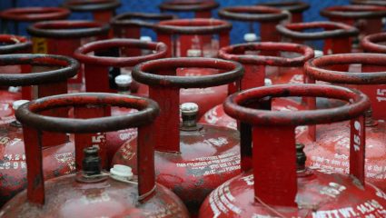 Pune LPG Cylinder Fraud : पुण्यात फसवणूकीचा नवा प्रकार? सिलेंडरमधून गॅस ऐवजी निघालं पाणी; VIRAL VIDEO ने धुमाकूळ