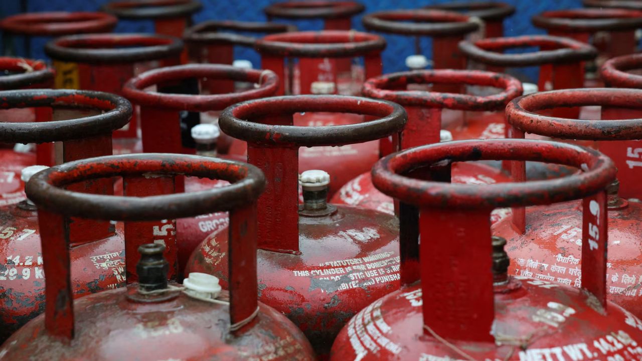 Pune LPG Cylinder Fraud : पुण्यात फसवणूकीचा नवा प्रकार? सिलेंडरमधून गॅस ऐवजी निघालं पाणी; VIRAL VIDEO ने धुमाकूळ