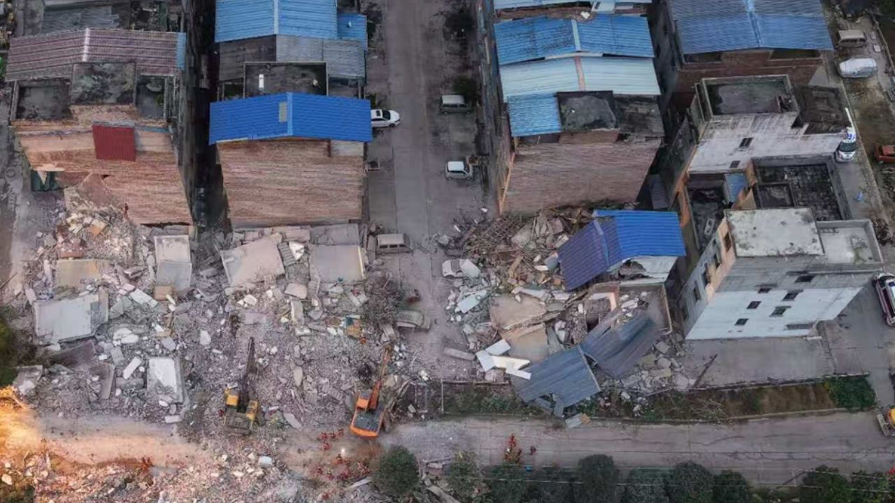 China Earthquake : चीनमध्ये लोक गाढ झोपेत असतानाच भूकंपाचा महाभयंकर प्रहार; हाँगकाँगही हादरले, युद्धपातळीवर बचावकार्य सुरू