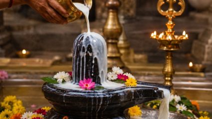 शंकराच्या पिंडीवर दुधाचा अभिषेक का केला जातो? जाणून घ्या धार्मिक महत्त्व