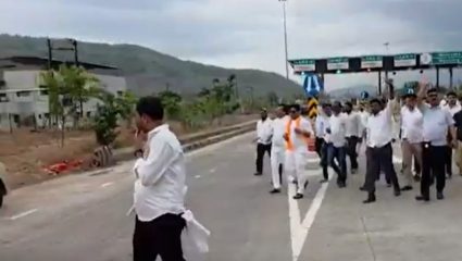 Mahad : मराठीशिवाय बोर्ड चालणार नाही, चांढवे टोलनाक्यावर मनसैनिक आक्रमक